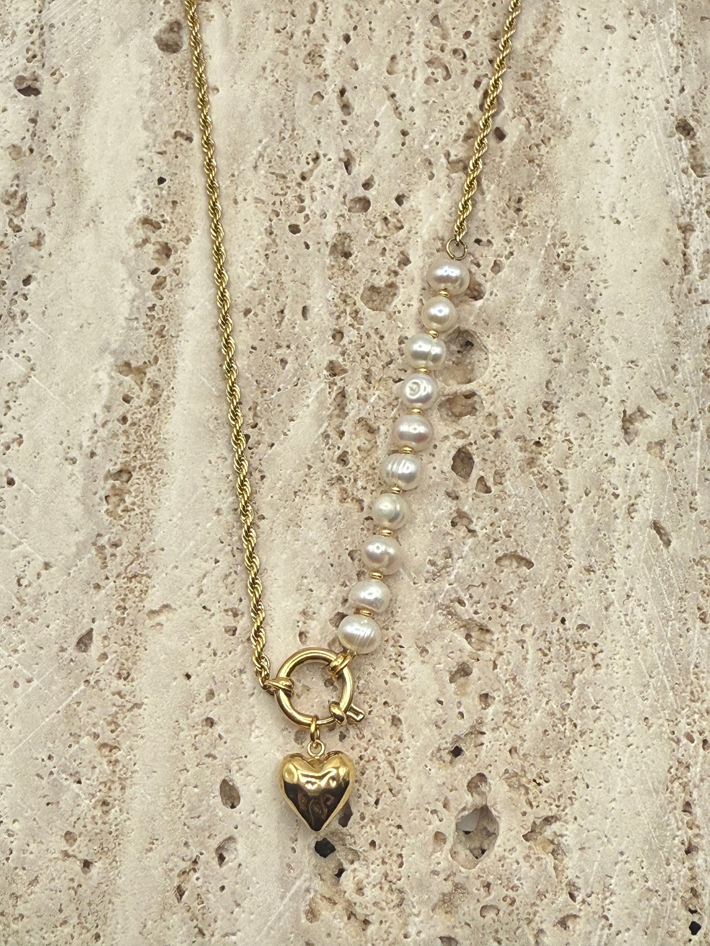 Chain en pearl ketting met goud hartje