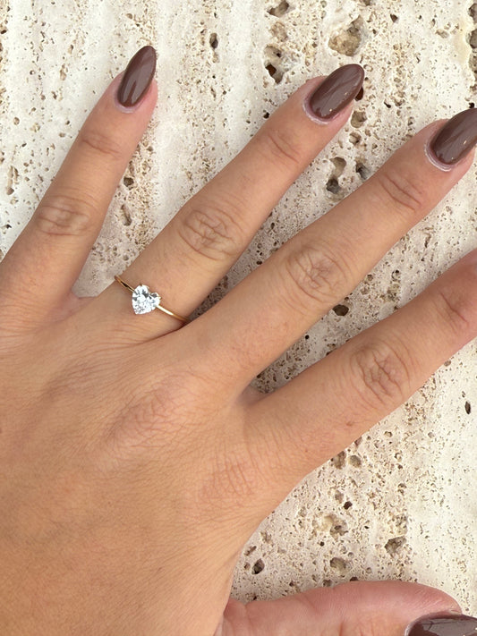 Love ring met hartvormige steen