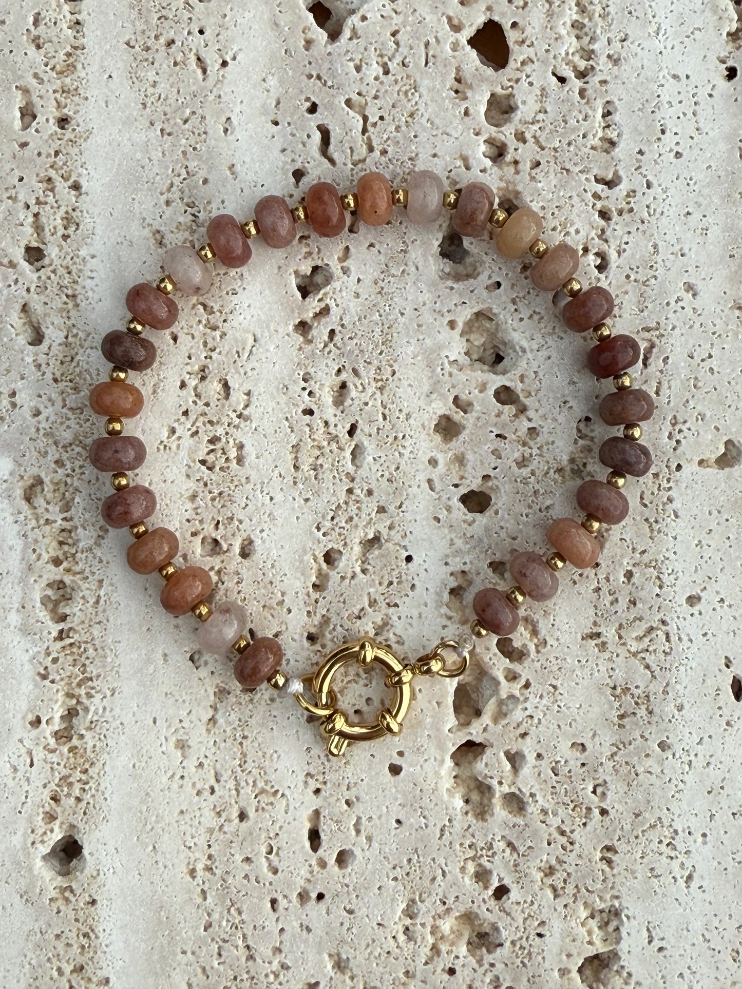 Donkerbruine armband met kralen