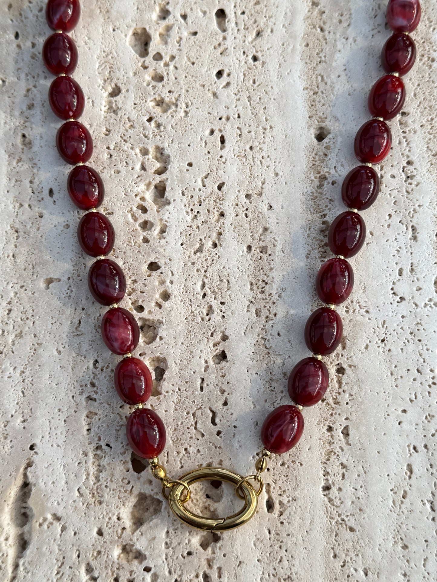 Acryl kralen ketting rood met slot