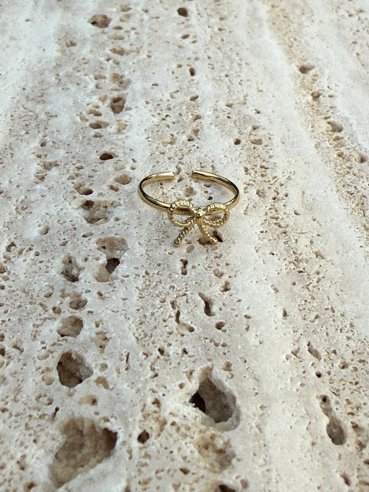 Strikjes ring met een twist