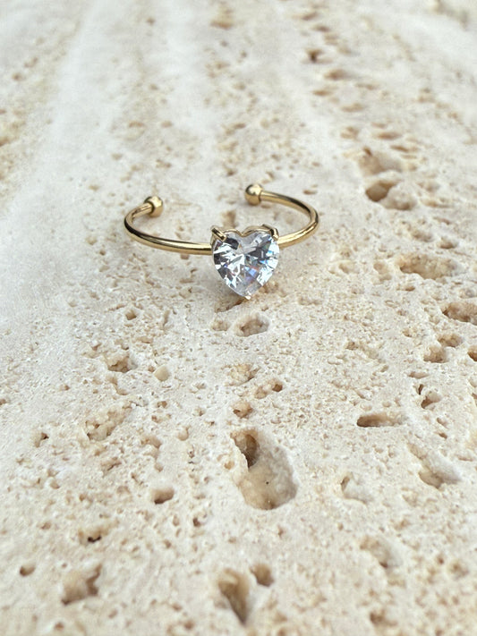 Love ring met hartvormige steen