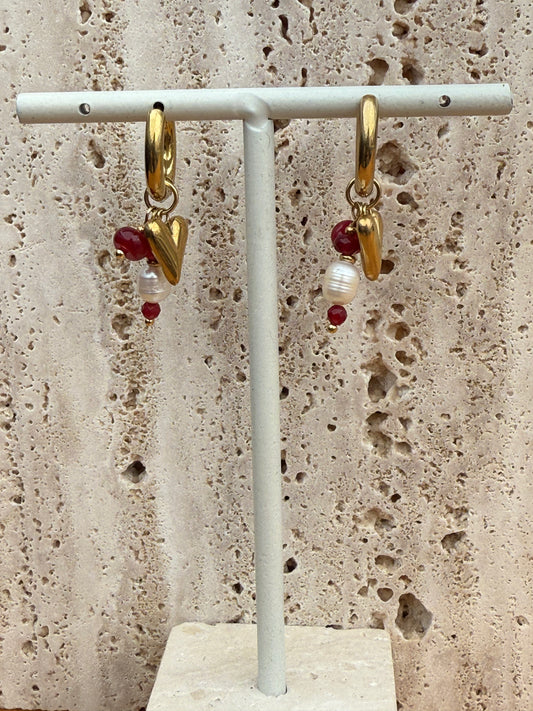 Hartjes oorbellen met een vleugje bordeauxrood