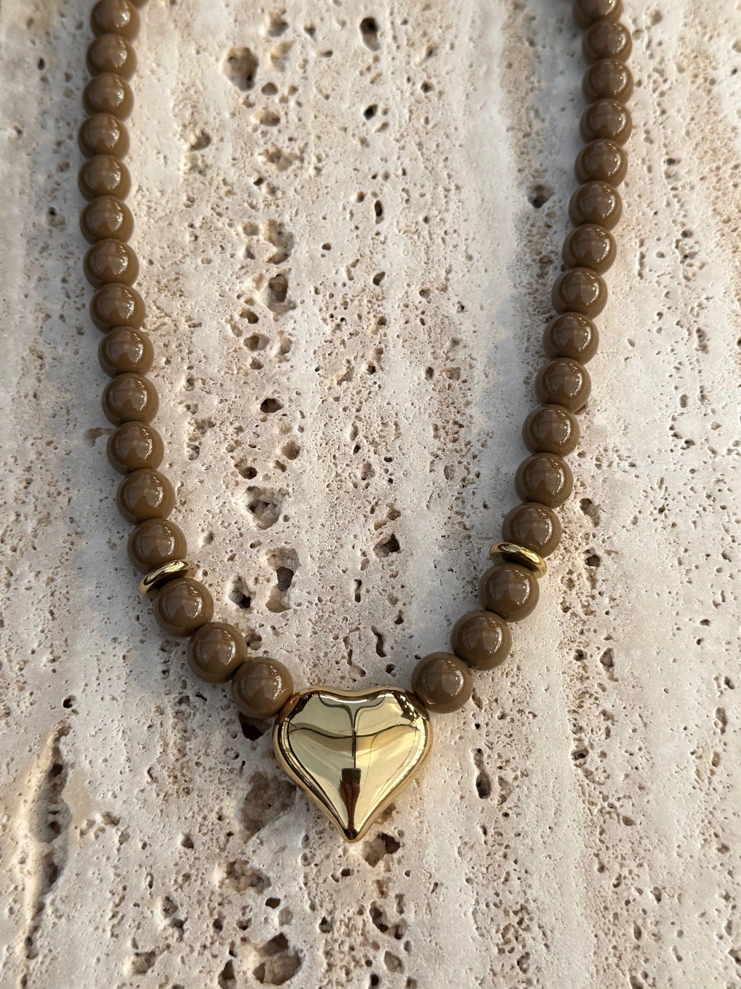 Acryl kralen ketting bruin met goud hart